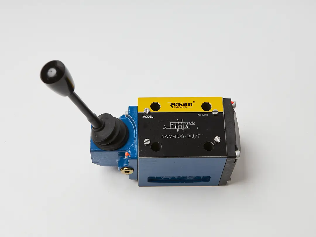 Гидрораспределитель 4WMM10G-1XJ/F (ВММ10 64Ф) с фиксацией Rekith